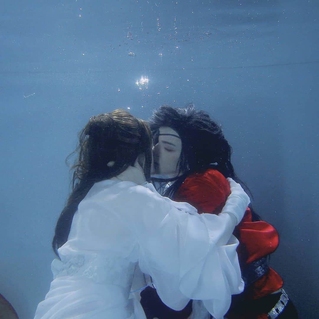 Gesha Petrovichさんのインスタグラム写真 - (Gesha PetrovichInstagram)「Preview from underwater photoshoot. Happy to share it with you 😉💕🔥 Heaven's official blessing novel Me as Hua Cheng and @goldi_dolti as Xie Lian Incredible works of talents photographers @voblarussia & @diemaru 💕 You can  order physical prints and merch in my fan shop😉😗 Etsy.com/shop/GeshaPrintShop Or get full photos  on P❤️treon subscribe for more😉」5月14日 0時34分 - petrovichgesha