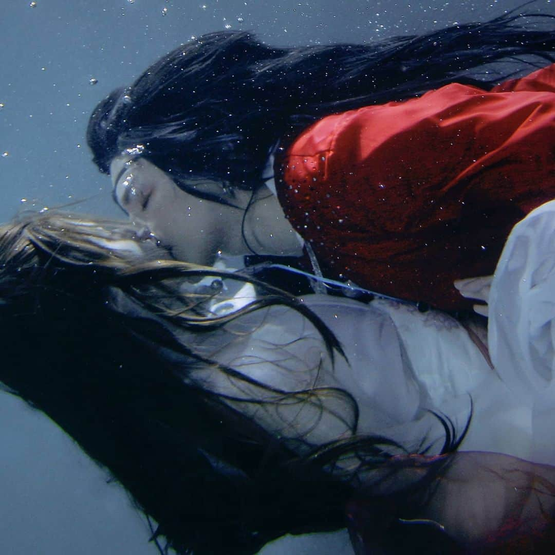 Gesha Petrovichさんのインスタグラム写真 - (Gesha PetrovichInstagram)「Preview from underwater photoshoot. Happy to share it with you 😉💕🔥 Heaven's official blessing novel Me as Hua Cheng and @goldi_dolti as Xie Lian Incredible works of talents photographers @voblarussia & @diemaru 💕 You can  order physical prints and merch in my fan shop😉😗 Etsy.com/shop/GeshaPrintShop Or get full photos  on P❤️treon subscribe for more😉」5月14日 0時34分 - petrovichgesha