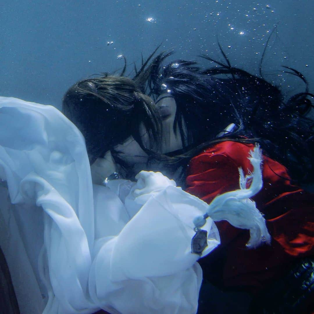 Gesha Petrovichさんのインスタグラム写真 - (Gesha PetrovichInstagram)「Preview from underwater photoshoot. Happy to share it with you 😉💕🔥 Heaven's official blessing novel Me as Hua Cheng and @goldi_dolti as Xie Lian Incredible works of talents photographers @voblarussia & @diemaru 💕 You can  order physical prints and merch in my fan shop😉😗 Etsy.com/shop/GeshaPrintShop Or get full photos  on P❤️treon subscribe for more😉」5月14日 0時34分 - petrovichgesha