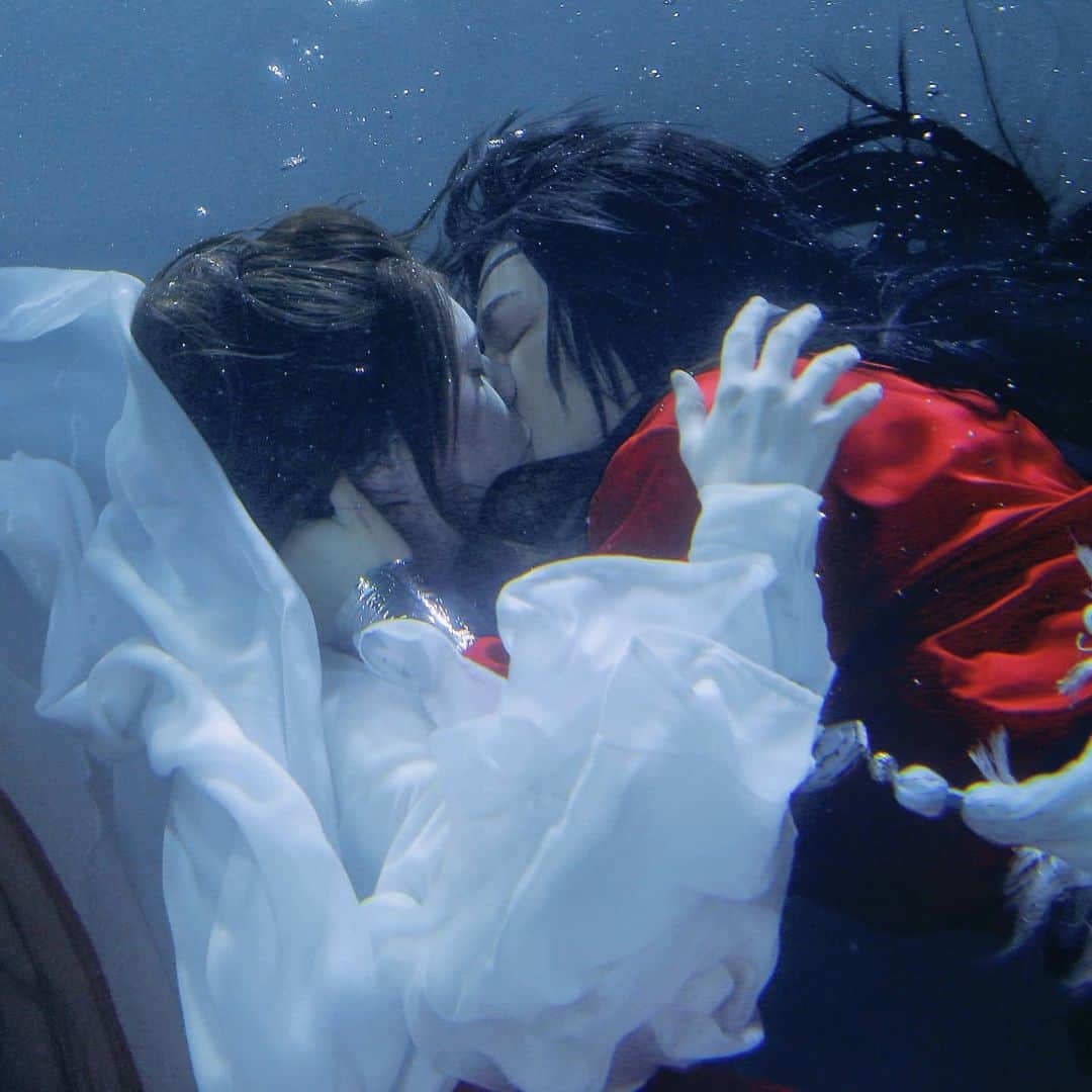 Gesha Petrovichのインスタグラム：「Preview from underwater photoshoot. Happy to share it with you 😉💕🔥 Heaven's official blessing novel Me as Hua Cheng and @goldi_dolti as Xie Lian Incredible works of talents photographers @voblarussia & @diemaru 💕 You can  order physical prints and merch in my fan shop😉😗 Etsy.com/shop/GeshaPrintShop Or get full photos  on P❤️treon subscribe for more😉」