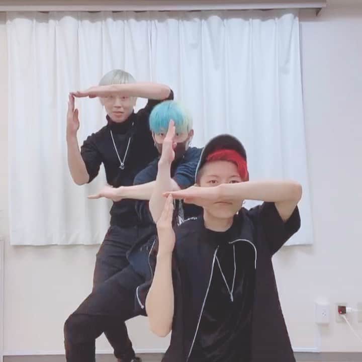 RYOGA -XTRAP-のインスタグラム：「@xtrap.official ﻿ Things getting shorter and shorter🧤﻿ ﻿ by﻿ @ryoga_xtrap ﻿ @zange_xtrap ﻿ @kenshin_xtrap﻿ 🕺🕺🕺 ﻿ ﻿ @tiktok_japan  @tiktok﻿」