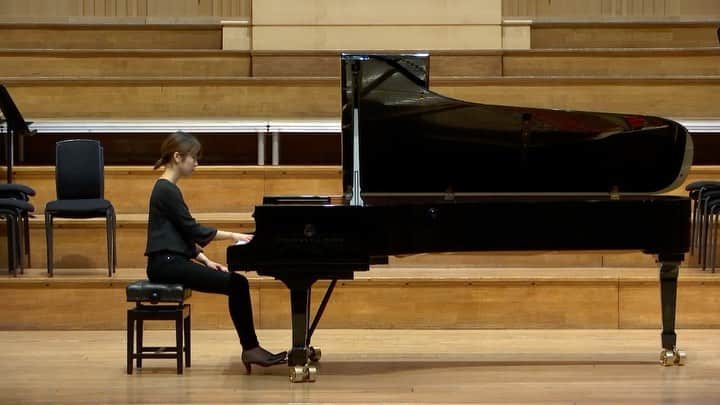 のインスタグラム：「The beginning of my journey at #RAM 🇬🇧 (Full performance is on my YouTube channel, link in bio!) ・ This beautiful #Beethoven 's #Sonata op.27-1 is the first piece that I learned with my teacher at the Academy... Missing this stage so much... ・ もう一度ここで弾きたい、じゃなくて弾く、絶対にもう一度ここで弾く ・ #tbt #piano #pianistquarantine #pianolife #classicalmusic #London #ピアノ #ベートーベン生誕250周年」