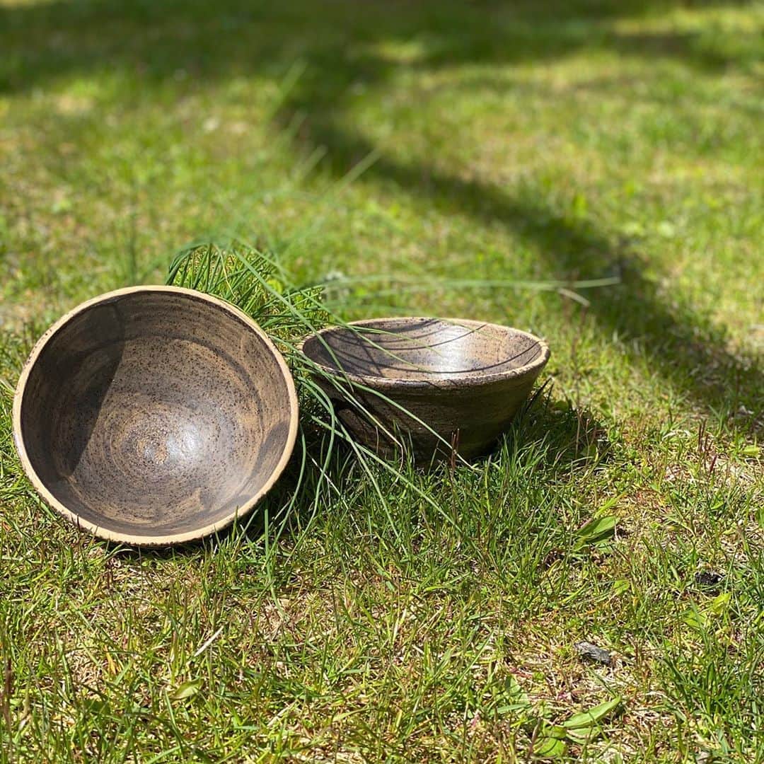 シェリ・ムーン・ゾンビのインスタグラム：「Couple a bowls thrown on the wheel, fired in the kiln and photographed in the grass 🧟‍♀️ #pothead #pottery #grass」