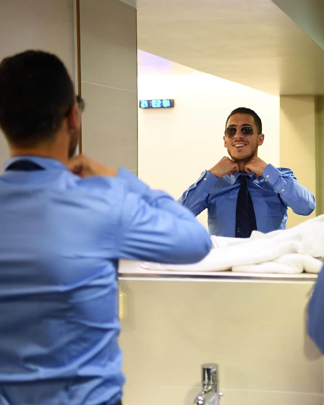 チェルシーFCさんのインスタグラム写真 - (チェルシーFCInstagram)「Suited and booted for the 2016 Chelsea Awards! @HazardEden_10 👔 #OTD #CFC #Chelsea」5月14日 1時07分 - chelseafc