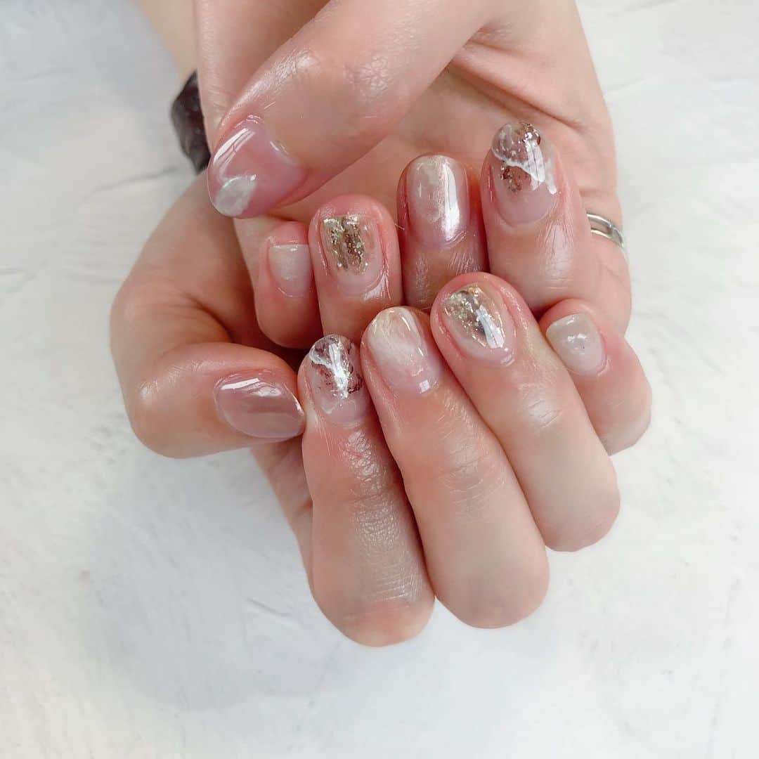 のインスタグラム：「おNew nail💅 今回はクリアな色味で。 ナチュラルなんだけどアートっぽい感じも。 . #akita #nail #2020 #spring #クリアネイル #ニュアンスネイル #大理石ネイル #アート #ミラーネイル #gelnail #nuancenail #奥行きネイル」