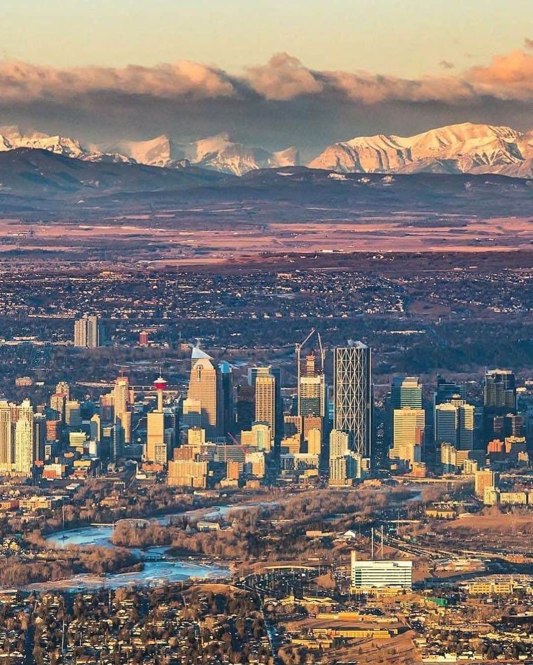 Explore Canadaさんのインスタグラム写真 - (Explore CanadaInstagram)「Today's #CanadaSpotlight is on @tourismcalgary!⁠⠀ ⁠⠀ There are many reasons to love Calgary, from the vast range of arts, culinary and cultural experiences, to the vibrant city life and the opportunity for adventure amidst breathtaking views in the nearby Canadian Rockies. But what we love most about Calgary is its community spirit and ability to adapt in these changing times.⁠⠀ ⁠⠀ We may not be able to visit in person, but there's still lots to explore from the comfort of your own home with online tours, digital activies, feel good stories and more. Head on over to @tourismcalgary and click through to their website to start your virtual adventure. And if you're lucky enough to be a Calgary local, be sure to check out the many ways to support your local businesses!⁠⠀ ⁠⠀ ⁠⠀ #ExploreCanadaFromHome #ForGlowingHearts⁠⠀ ⁠⠀ 📷:⁠⠀ 1. @haylescolin⁠⠀ 2. @motherpixels⁠⠀ 3. @neil_zee⁠⠀ 4. @luislabinijr⁠⠀ 5. @explorecanada⁠⠀ 6. @evertdanilo⁠⠀ 7. @travelalberta & Sabrina Hill ⁠⠀ 📍: @tourismcalgary, @travelalberta⁠⠀ ⁠⠀ #LoveYYC #ExploreAlberta」5月14日 1時20分 - explorecanada