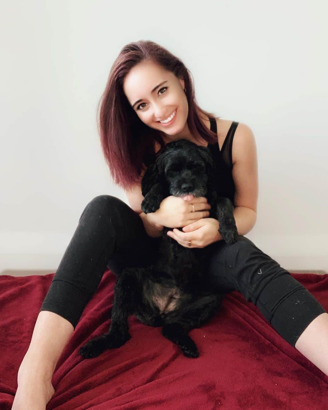 ケイトリン・オズモンドのインスタグラム：「Morning mindfulness got interrupted by puppy cuddles . . . #alwayssmile #mindfulness @nulopetfood #healthiertogether」