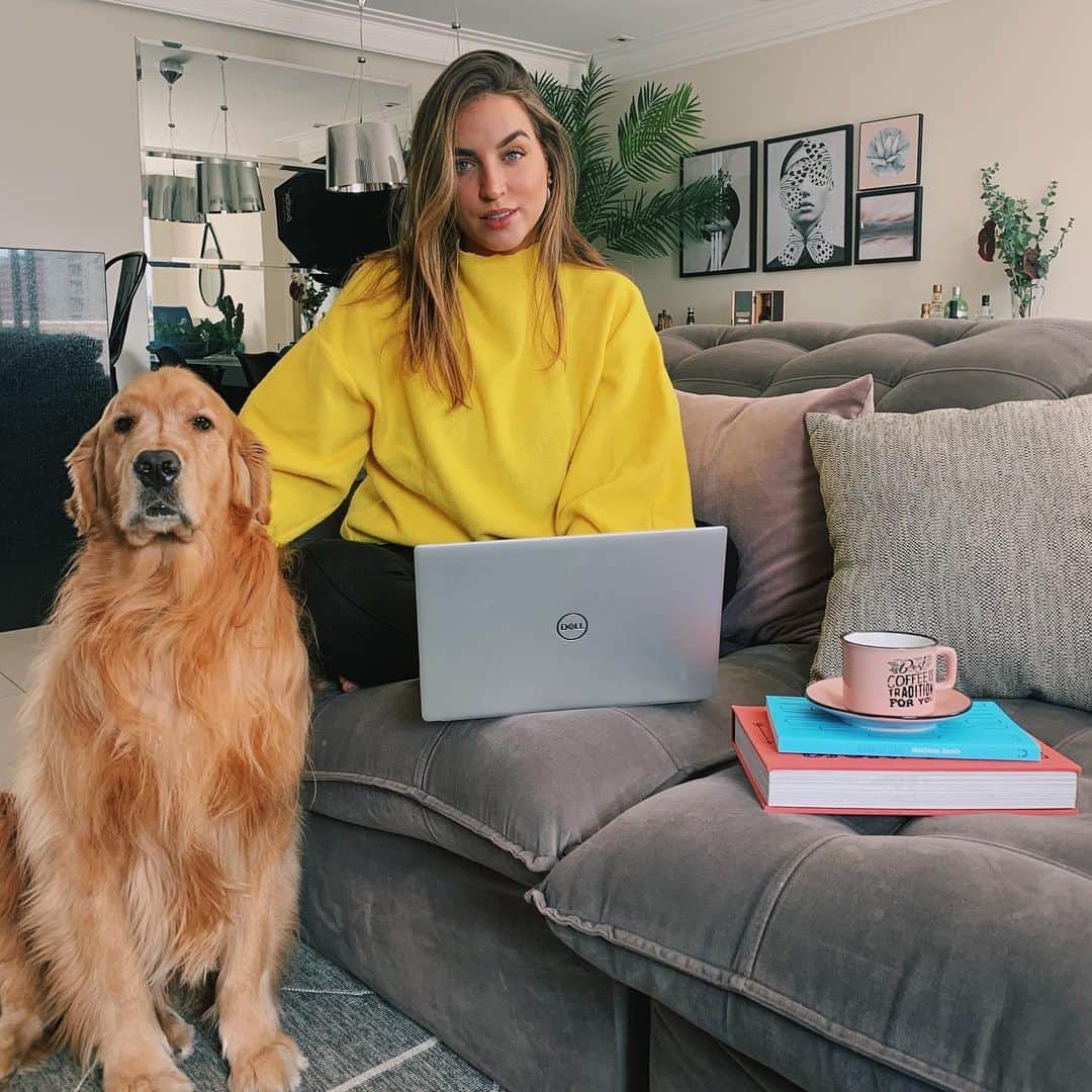Bruna Unzuetaのインスタグラム：「Não sei vocês, mas o meu isolamento social ficou muito mais fácil agora que eu recebi o Inspiron 13 7000, esse computador lindo, leve e super potente da @dellnobrasil. 💁🏻‍♀💻 Vcs me perguntaram MUITOOOO sobre ele nos stories, e cá pra noiix, tô apaixonada demais. Além de facilitar a minha vida no trabalho, na edição de vídeos, ele também é perfeito para assistir minhas séries e filmes preferidos. Isso porque ele tem uma tecnologia incrível chamada Dell Cinema, que além de deixar as cores ainda mais vibrantes, ainda tem recursos que ajudam na conexão, deixando a imagem perfeita! Quem acompanhou no Stories viu que estou usando ele para absolutamente tudo no meu dia! Eu amei! #publi #Dell」