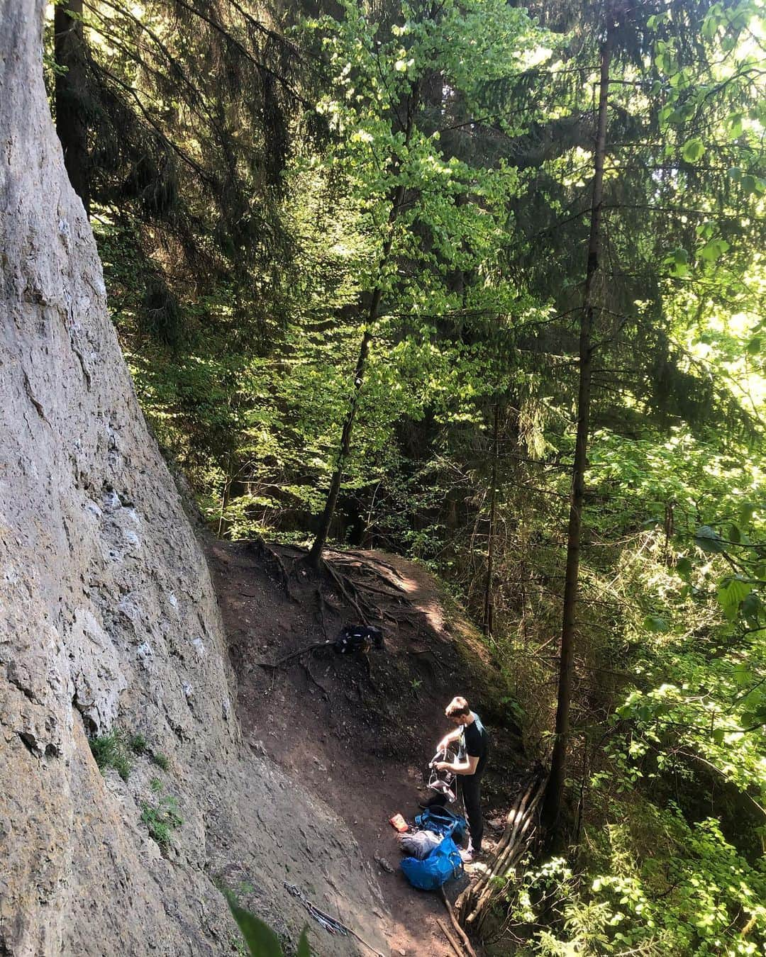 ヤン・ホイヤーのインスタグラム：「Rock, chalk and sunshine 😎 ...and social distancing of course  @mammut_swiss1862  @madrockclimbing」