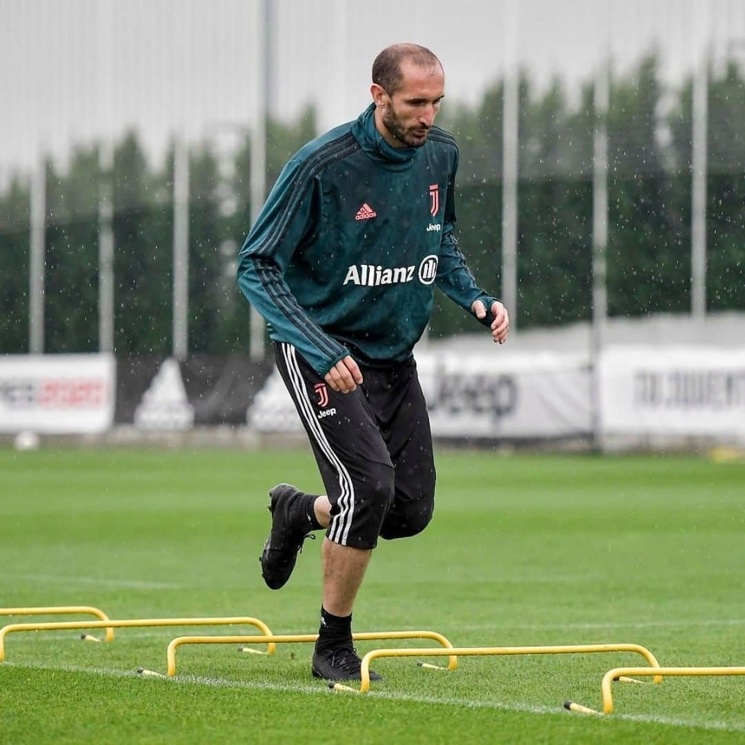 ユヴェントスFCさんのインスタグラム写真 - (ユヴェントスFCInstagram)「💪 @merihdemiral and captain @giorgiochiellini reporting for duty! 🙌  Individual training continues!」5月14日 2時01分 - juventus