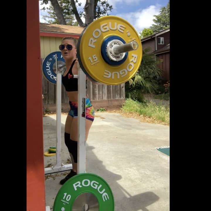 モーガン・キングのインスタグラム：「Bored this quarantine? Join me and @powerandgraceperformance with 5 sec pause front squat + 5 back squats in under 10 seconds.  2 min rest. Who’s in?」