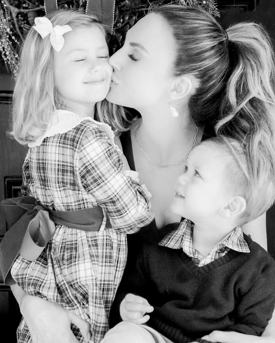 Elizabeth Chambers Hammerのインスタグラム：「On Sunday for Mother’s Day, two of my favorite photographers (both wonderful  mamas) sent photos they had taken of my babies and me. Being their mother is the greatest gift and privilege and I’m forever grateful to my mom and grandmother for setting the motherhood bar extraordinarily high. Thank you for capturing this moment @jessicariekephoto. 🤍」