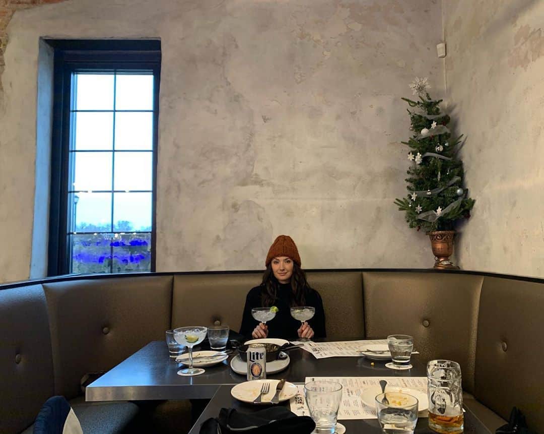 のインスタグラム：「You’re the only person I send drunk video love letters to for a reason! I love you and happy birthday! And a happy @maddywhitby ‘s birthday to us all!」