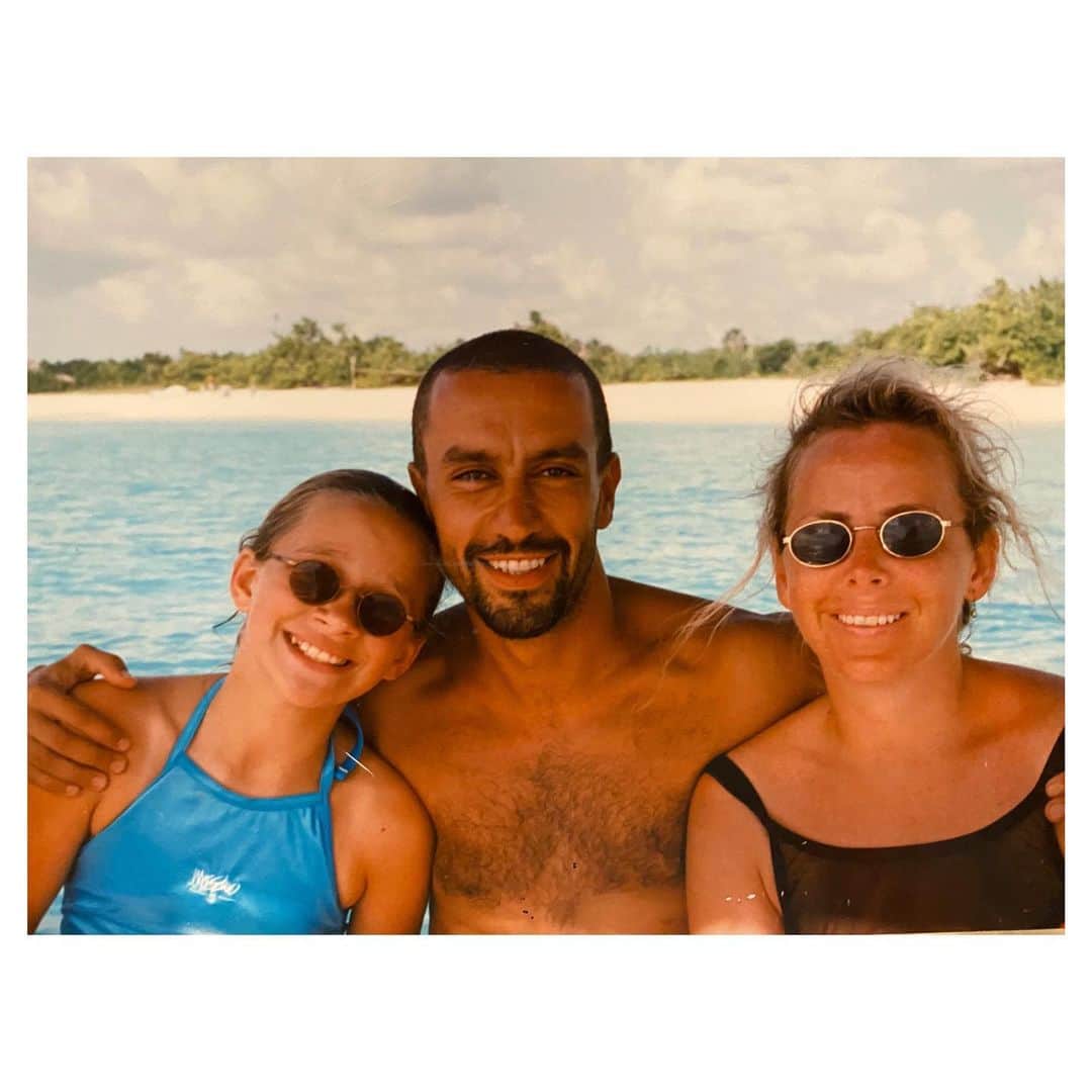シャンテル・ヴァンサンテンのインスタグラム：「While my mom was here we went through old photo albumns and took a trip down memory lane. So thought I would share with you guys! This was our scuba instructor when I first learned to dive... safe to say he was also my first crush at 10. I wore my best Massimo halter top bikini (it was the 90s), my coolest transitional prescription glasses and was ready to move to Mexico for him. I mean I was missing a tooth and still couldn’t help but confidently grin from ear to ear. It obviously didn’t work out and my crush ended after one day but the memory can never die with photo proof!」