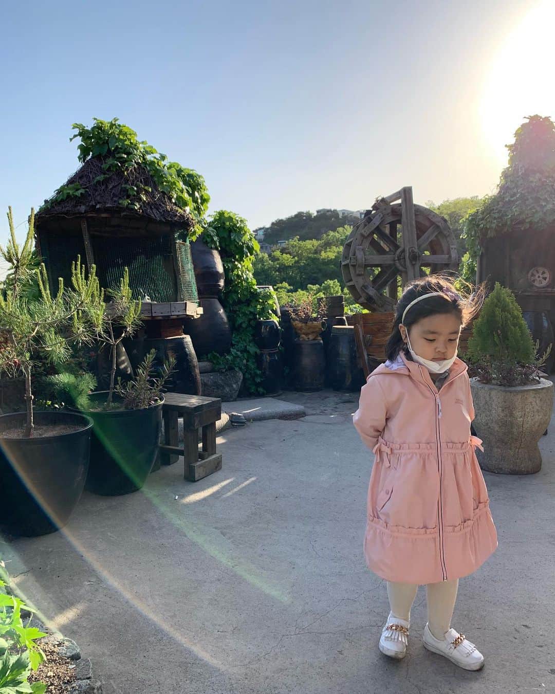 イ・ユンジのインスタグラム：「요즘 너의표정이 얼마나 눈에,마음에 밟히는지.  자기전 슬쩍 꺼내 놓은 너의 8개의 속마음에. 그래 털어놓으니 조금이라도 나아지기를 바라고. 엄마도 조금 더 신경쓰겠다 다짐했어. 고마운나의딸.#첫째가된내아가 "엄마배가 날씬해져서 나 안아주니 좋은데 동생이 생긴것도 좋은데 동생 보는게 쉽지가 않았다 그치 엄마?" 그렇게 시작된 우리의 #잠자리대화 어둠속에서 너는 조금 우는것 같았고. 나도 그랬다.  #사랑한다사랑한다사랑한다」