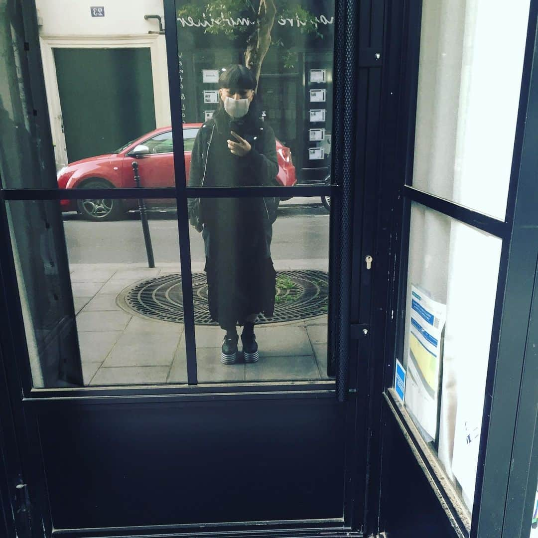 大森美希さんのインスタグラム写真 - (大森美希Instagram)「After a #haircut😎  パリの街を歩く🚶‍♀️ #paris #walkinparis #parislife #parislifestyle #selfie #selfportrait #laviequotidienne #todayslook #ootd #commedesgarcons #commedesgarconsxnike #パリ散歩 #パリところどころ #パリ生活 #海外生活 #セルフィー #今日のコーデ #コムデギャルソン #ジュンヤワタナベ #ナイキコラボスニーカー #刈り上げ女子 #パリを歩く #ヘアカットのあと」5月14日 3時11分 - mikiomori_