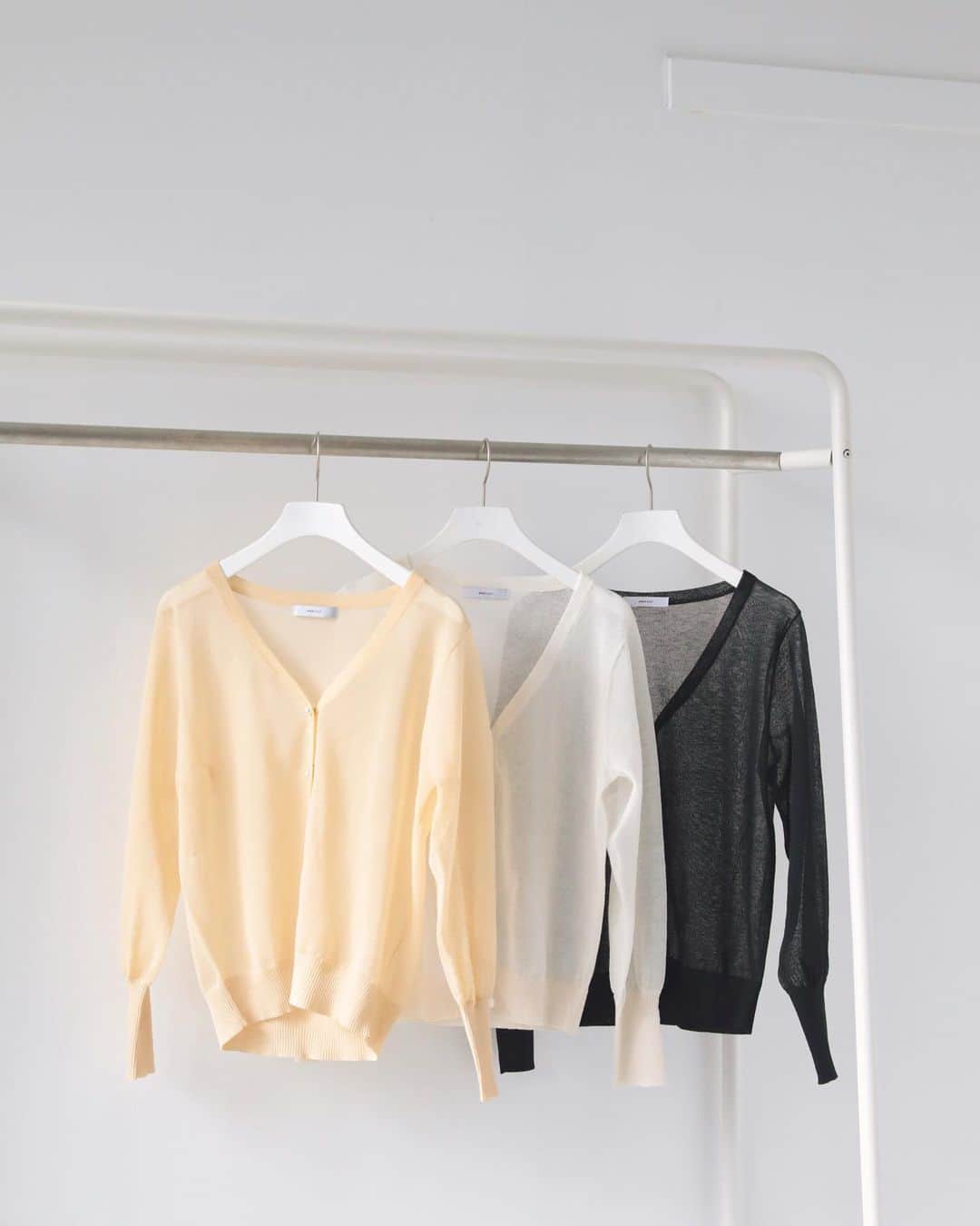 アヴァンリリィのインスタグラム：「RECOMMEND ITEM ㅤㅤㅤㅤㅤㅤㅤㅤㅤㅤㅤㅤㅤ SHEL'TTER WEBSTOREにて発売中🚚 ㅤㅤㅤㅤㅤㅤㅤㅤㅤㅤㅤㅤㅤ ：CARDIGAN ラメニットカーデ Price.¥5,990+tax No.180DS170-1380 ㅤㅤㅤㅤㅤㅤㅤㅤㅤㅤㅤㅤㅤ ㅤㅤㅤㅤㅤㅤㅤㅤㅤㅤㅤㅤㅤ 画像をタップで商品詳細をご覧いただけます🔍 _______________________________________________________ #AVANLILY #アヴァンリリィ」