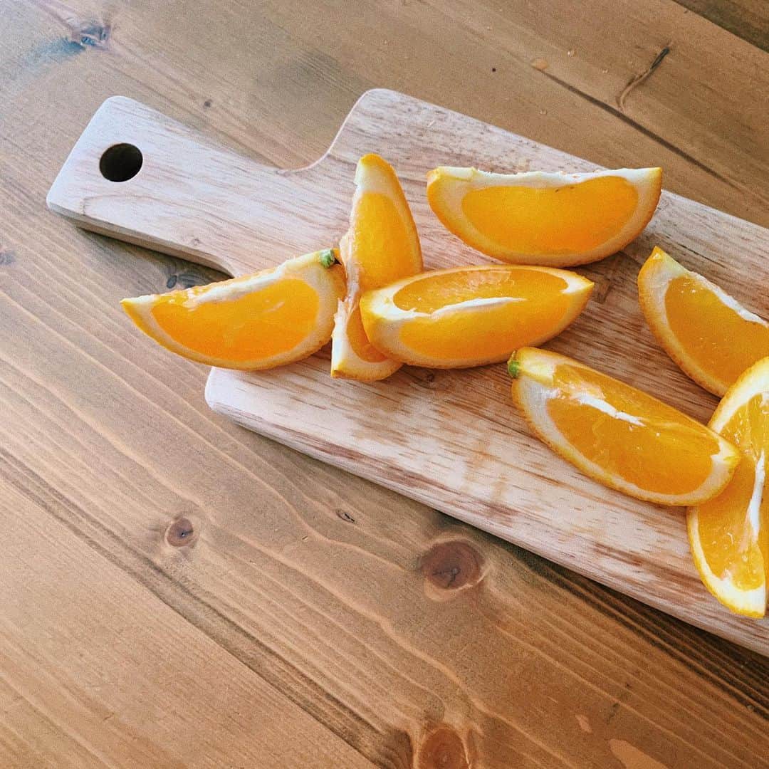みこさんのインスタグラム写真 - (みこInstagram)「自粛期間中にオレンジが好物になった🍊あと、まな板を新調しました🔪」5月14日 14時02分 - mico_sis
