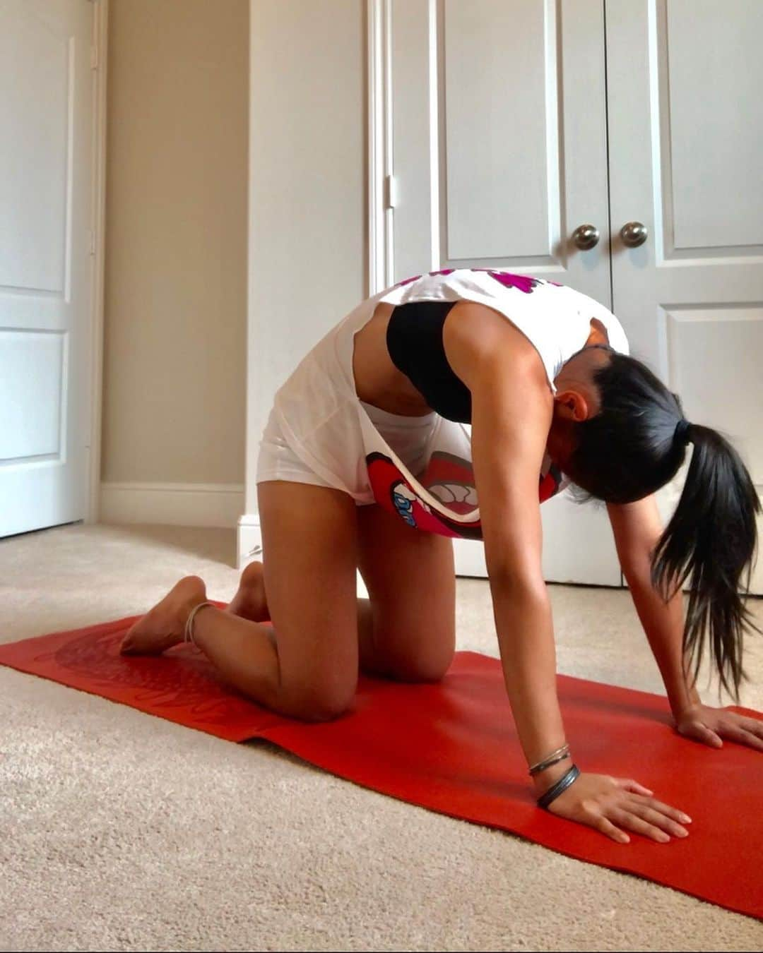 奥野彩加さんのインスタグラム写真 - (奥野彩加Instagram)「Starting the day off right🧘‍♀️✨💃☀️ #morningroutine  一日のスタート。 朝起きて行動する事で一日の質が上がる気がする😋⤴️ #家トレ  #ヨガ でスタート  #スッキリ ❣️ • • #テニス #トレーニング #トレーニング動画 #アスリート #筋トレ #筋トレ女子 #女子アスリート #スポーツ #stayhome  #quarantine #tennis #sports #training #fitness #fit #athlete #smile #blessed #tennisplayer #home #yoga #stretch  #테니스 #스포츠 #love」5月14日 12時34分 - ayakaokuno