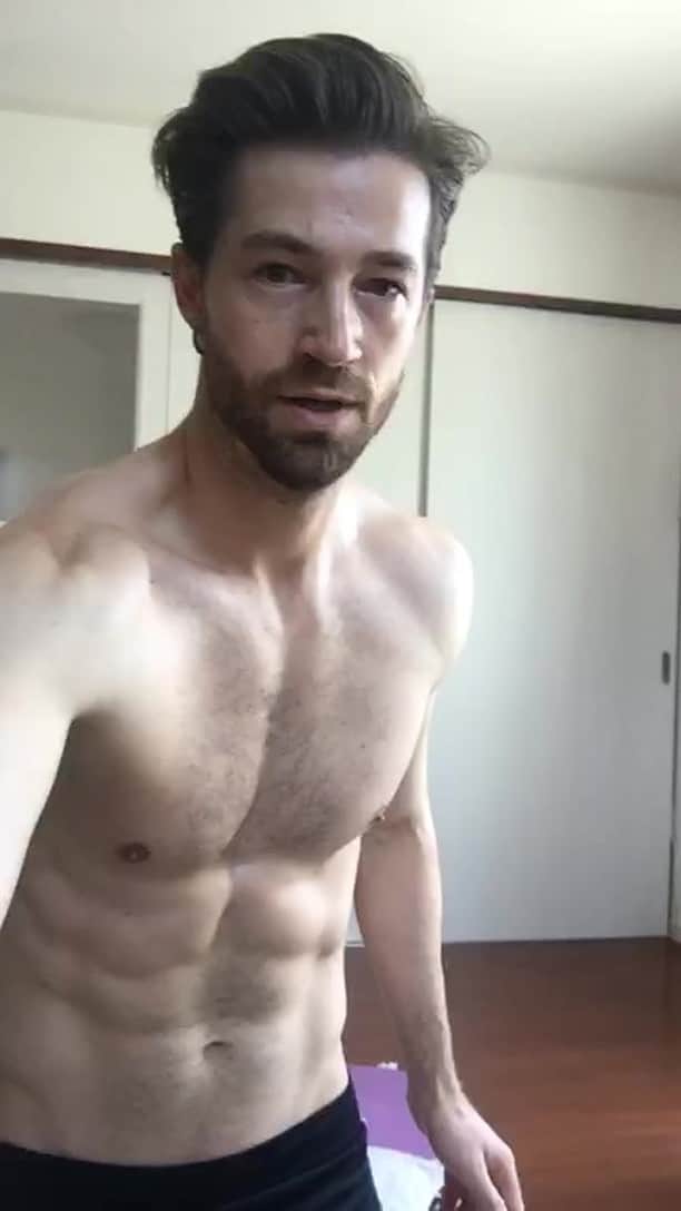 ジョサイア・ハーリーのインスタグラム：「Seated sit-ups, Sky touches, penguins, pushes and crunches.」
