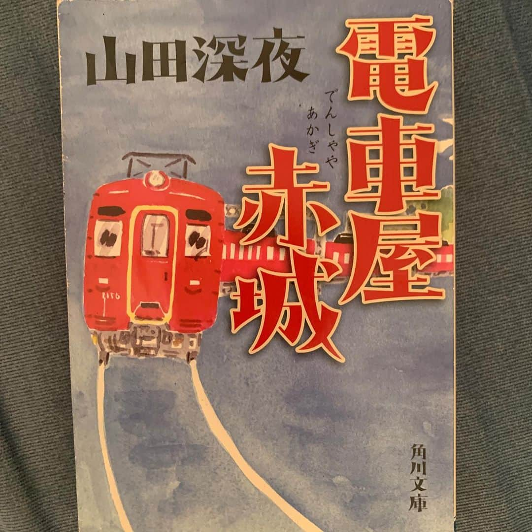 伊藤桃さんのインスタグラム写真 - (伊藤桃Instagram)「【#7日間ブックカバーチャレンジ 】 会う度にキュートでキラキラしていて素敵な豊岡真澄さん @masumin147 から7日間ブックカバーチャレンジというバトンを頂きましたー(*Ü*)ﾉ"✮嬉し♡ ここは鉄道アカウントなので、鉄にまつわる愛読書から·····。 読んだことあるものあるかな？^^* 📓📕📚 本来なら7日間かけて7冊、本のカバーを公開していくのですが、 7人もバトンを渡せる友達がいなさそうなので🥺 そして選びきれなかったので 一気に10冊載せて、最近本を読んでいるといっていたまいにゃとこと小桃音まいちゃん @kotonemai0824  に渡します！ よろしゅうな〜🥰 ━━━━━━━━━━━━━━━ 1冊目: 周りに鉄道ファンがいたわけでもないわたしにとって、どこに何があるのか·····全てが未知でした。 そんな中、この本と旅したからこそ、鉄道がより大好きになれた。 大切な1冊。 2冊目: 「いつもなら僕は列車に乗るのが好きなんだ。とくに夜行がいい。照明が灯って、窓は真っ暗で、売り子がコーヒーやらサンドイッチやら雑誌やらを持って通路をやってくる·····」 夜行列車に憧れたきっかけの1冊。 3冊目: 津軽鉄道、飯田線、高山本線·····それぞれの描写が秀逸すぎて、まるで自分も共に旅をしているように感じられるホラーミステリー。 4冊目: もと鉄道員の作家がおくる、旧型車両とそのまわりの人々の物語。 5冊目: 小学生から大切にしている1冊。 宮沢賢治にであえてよかった。 6冊目: 最近、古本屋さんで購入。 2002年の刊行だけどもう今はないブルトレがずらり😢✨ ━━━━━━━━━━━━━━━ 7.8冊目: 自分が小田急の本を書く時にたくさん読んだ中で特に好きだった2冊。 開業当初からをしる加藤一雄さんによる1駅1駅の話と 近現代史かや読み解く#小田急線 。 9冊目: となると、これもあげておきましょう。笑 大切な我が子達´`* ━━━━━━━━━━━━━━━ 10冊目: 古本屋にて。 #7daysbookcoverchallenge  #7dayschallenge  #bookstagram  #booklover  #bookchallenge  #bookcover  #鉄道本  #古本好き  #oldbooks」5月14日 12時44分 - itomomo_tetsu