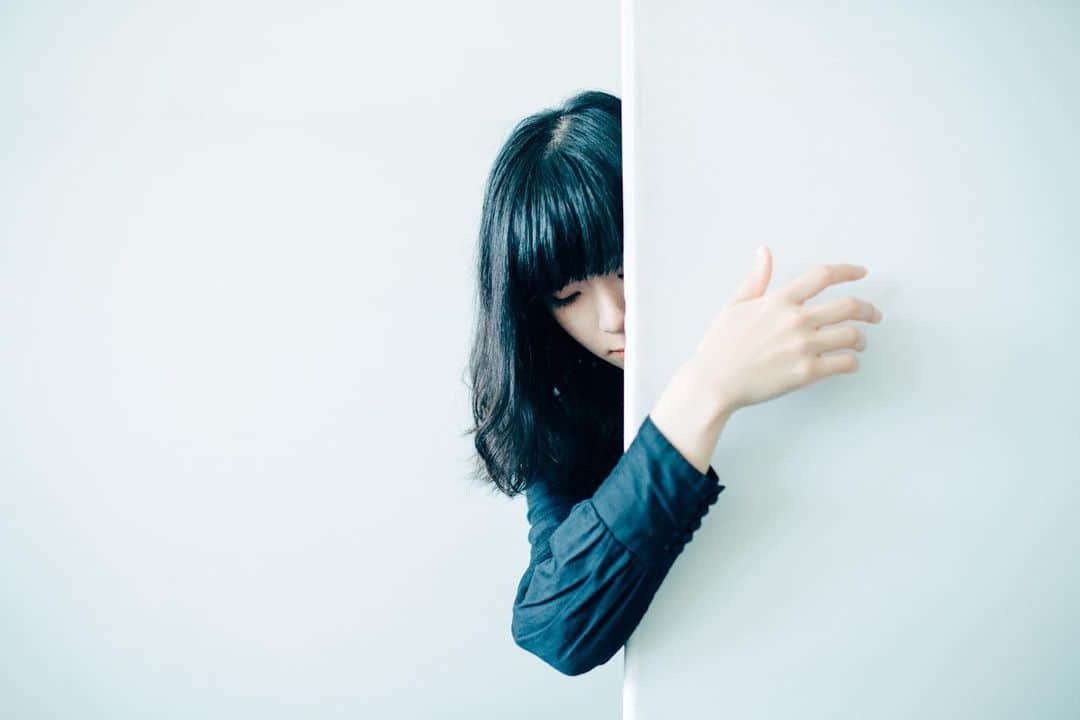 haraoのインスタグラム：「希薄 - - - テレワーク3週間目。 だんだん曜日感覚がなくなってきました😐 - -  #GPW_members_only #ig_phos #indy_photolife #screen_archive #Rox_Captures #jp_mood #team_jp_ #IGersJP #RECO_ig #Lovers_Nippon_Portrait #art_of_japan_ #japan_daytime_view #daily_photo_jpn #bestjapanpics #tokyocameraclub #jp_portrait部  #スクリーンに恋して #写真が好きな人と繋がりたい #被写体募集」