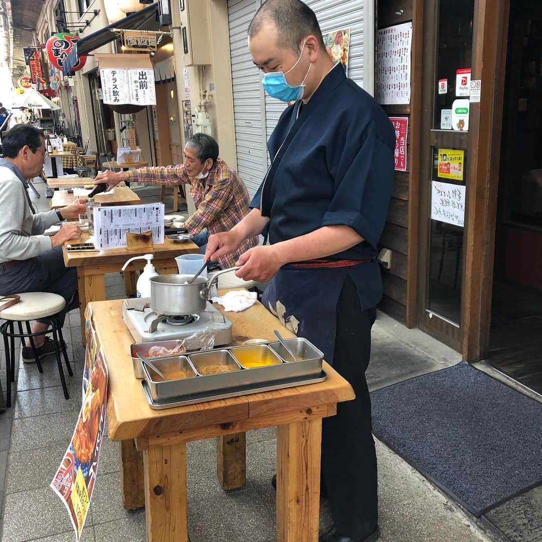 おっきゃがりのインスタグラム：「今日も店頭でカレー作ってます。 スパイスカレーはあわせたてが美味い！  辛さの調節もできるますのでおっしゃってください。  #大阪#大阪福島#福島グルメ#梅田グルメ#海鮮居酒屋#居酒屋#日本酒#47都道府県#日本酒巡り#飲み屋#JR福島駅#駅近 #とり藤#うぉっしゅ#多呼おどり#福島壱麺#十忠八九#86ストア#香味岡#みらく劇場 4月」