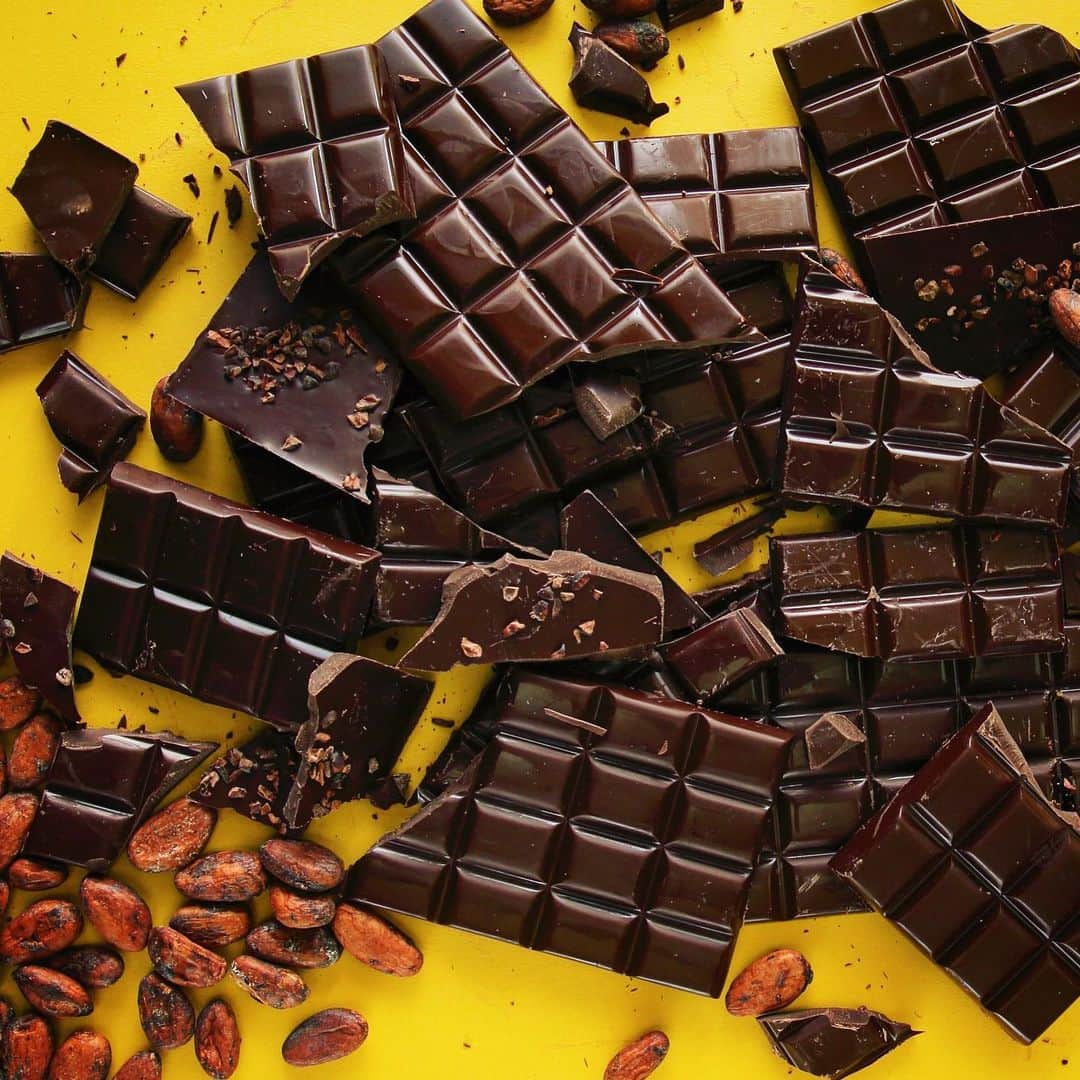 eguchikazuakiさんのインスタグラム写真 - (eguchikazuakiInstagram)「この自粛期間に50kgくらいチョコレート食べたかな😊 はい、そんな訳ない👋🏻 ビーントゥーバーって呼ばれるチョコレートがありますが、カカオ豆からチョコレートバーになるまで一貫して製造って調べるとありますね。 ・ デリーモのチョコレートは有名ブランドさんから買うチョコレート以外にオリジナルで作っているんです、カカオ豆を選びブレンドし、最新の機械で温度管理をしながら何トンも作ります😊 ・ こだわるなら江口、なんでビーントゥーバーしないの❓と良く言われますが、パティシエがショートケーキ作るのに生クリームの為に牛を育てないのも苺の畑やらないのも同じ理由、何年も前からショコラを作り、知り尽くしたプロに任せます😊 私が見るのはその先。 デリーモのチョコレートは67%と41%の2種類です、マダガスカル、ペルーのカカオ豆を使っています、高いんですよ😭 いま新しいのも作っていますがこれはベリー系の味わい🍫 植物油脂の入らない本物のショコラ。 信頼できるプロに依頼してるからある意味私がやらないだけでビーントゥーバーなんだと思いますが、バーから先は私の腕の見せどころ💪 ・ 昨日は新しいケーキ2種類作って不味すぎて元気が無くなりましたが、まだまだ新しいレシピでトライ&エラーで頑張り中😵 ・ #delimmo #デリーモ #おうちデリーモ #おうちデリーモショコラ #板チョコ #ビーントゥーバー #ビーントゥーバーチョコレート #カカオ豆 #パティシエ #ショコラティエ #こだわり方 #人それぞれ #江口和明 #eguchikazuaki #毎日チョコレート #太らない #ハイカカオ #材料が大切」5月14日 13時08分 - eguchikazuaki