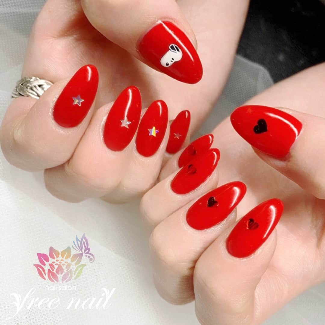 ネイルアーティストRYさんのインスタグラム写真 - (ネイルアーティストRYInstagram)「. レッドネイル💅🏻❤️ . Snoopy lover❤️ . . #ネイリスト #ネイルアーティスト #ネイルアート #ネイルチェンジ #ネイルサロン #大阪ネイルサロン #ネイルスクール #ネイル動画 #ジェルネイル #ネイルデザイン #スヌーピーネイル #キャラクターネイル #ホログラムネイル #ハートネイル #赤ネイル #レッドネイル #デザインネイル #トレンドネイル #シンプルネイル #こだわりネイル #初夏ネイル #春夏ネイル #美甲 #日式美甲 #日式美甲胶 #日本美甲师 #日本美甲老师 #美甲上课 #日本胶」5月14日 13時17分 - nail_artist_rm