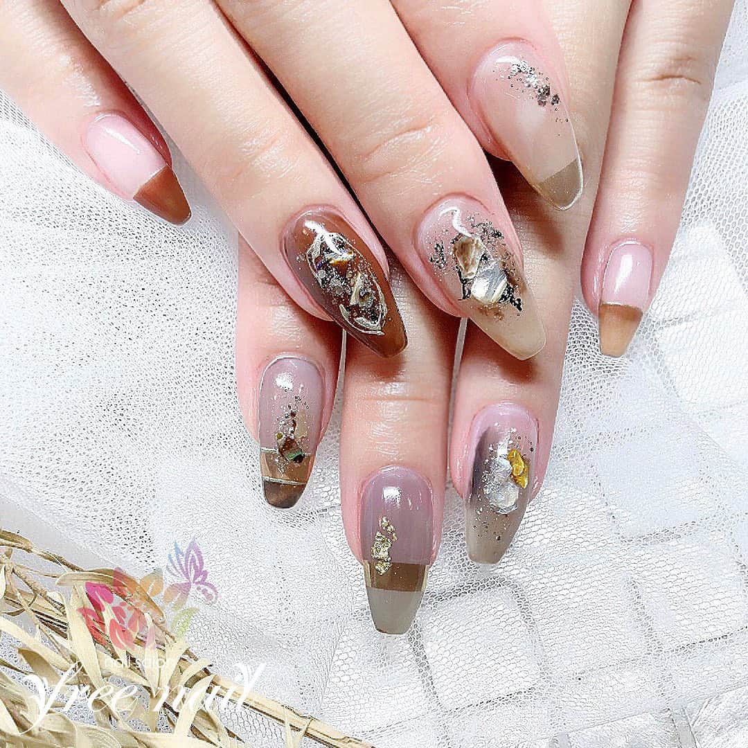 free nail フリーネイルのインスタグラム：「. お客様ネイル💅🏻🌼✨ . ニュアンスミラーネイル🪐✨ . パーツでおしゃれに⚜️✨ . ご来店ありがとうございました🙇🏻‍♀️🙇🏻‍♀️🙇🏻‍♀️💗 . #ネイルアート #ジェルネイル #ネイルサロン #大阪ネイルサロン #ネイルデザイン #ネイルチェンジ #ニュアンスネイル #ミラーネイル #シェルネイル #ネイルパーツ #クリアネイル #パープルネイル #デザインネイル #トレンドネイル #シンプルネイル #大人ネイル #スクエアロング #初夏ネイル #春夏ネイル #nailsart #nailsdid #美甲 #日式美甲 #日式美甲胶 #日本美甲师 #日本美甲老师 #美甲上课 #日本胶 #フリーネイル #freenail」