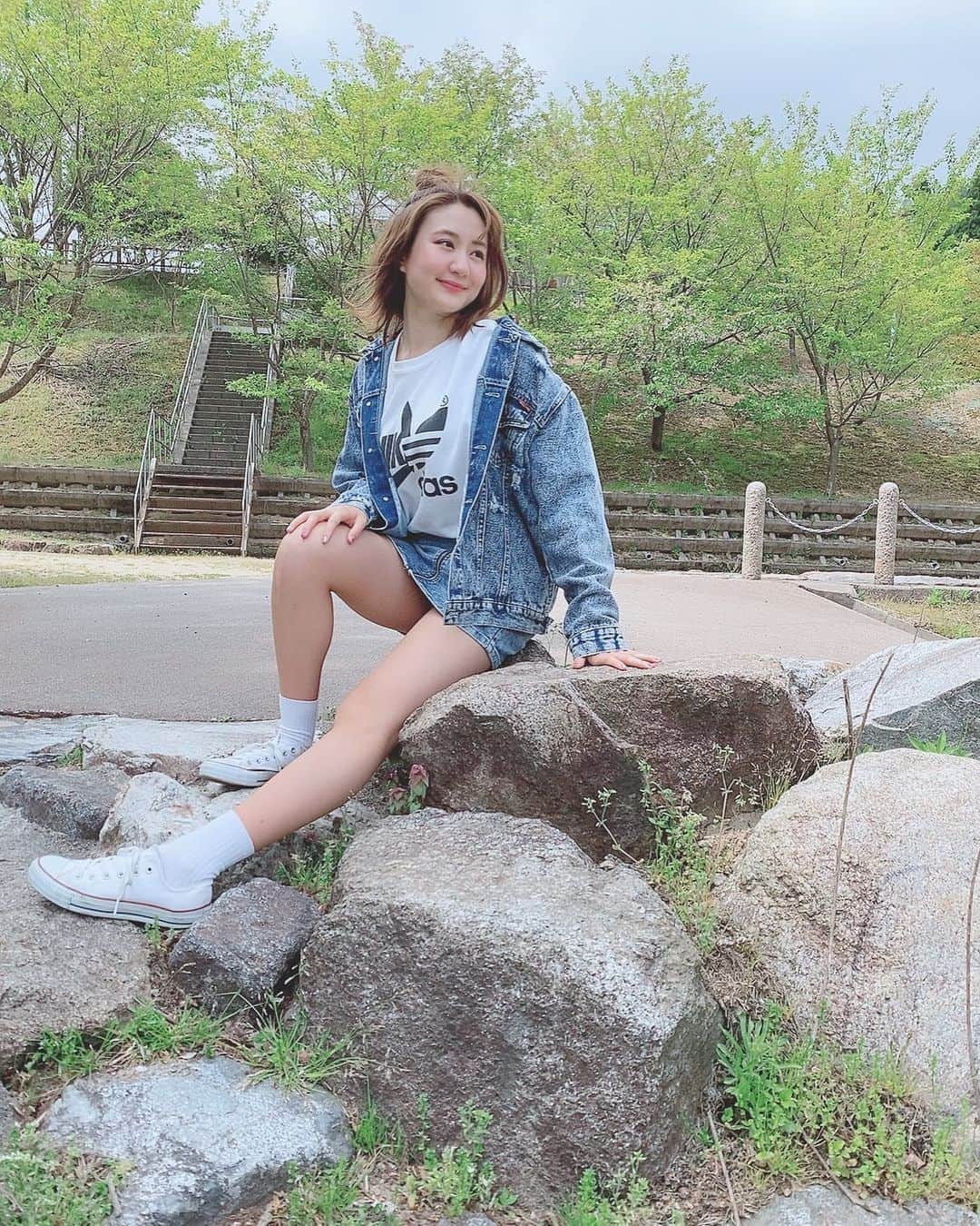 依東杏奈のインスタグラム：「モデル風🤓💗 #ジージャンコーデ  #公園コーデ #model #ミニスカート #自然が好き」