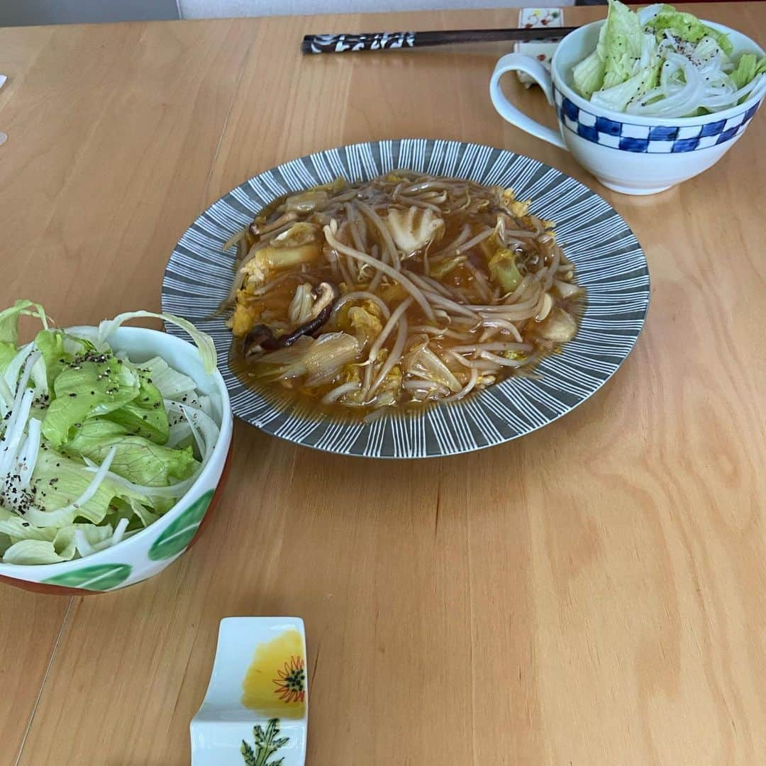 椿鬼奴さんのインスタグラム写真 - (椿鬼奴Instagram)「お昼ごはんは あんかけ炒飯‼️大さんは焼肉のタレを使っていた様子。サラダは私が作ったよ 今日も鬼ウマっ‼️✌️ #グランジ大の主夫メシ @satodaidaidai」5月14日 13時33分 - tsubakioniyakko