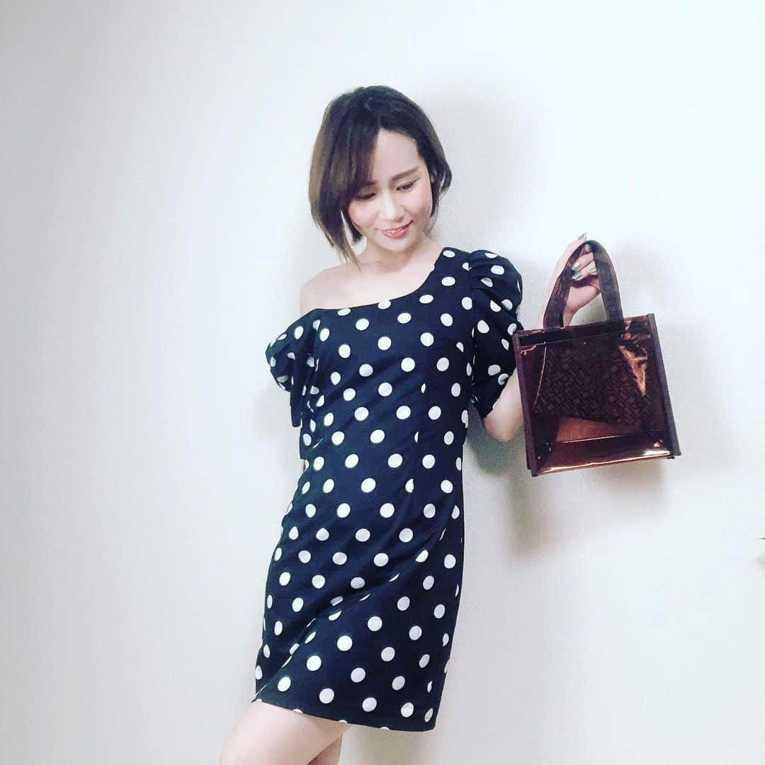 Arisa Nanaseさんのインスタグラム写真 - (Arisa NanaseInstagram)「昨日のYouTube雑誌付録ライブのお洋服🎀&バイラ6・7月号の付録です💁‍♀️ ・ ・ バイラ付録のバッグは思った以上に大人っぽくて、長財布も入るし重宝しそう！❤️ お洋服は @qoo10.official で購入したんだけど、普通に着ると私には肩幅デカすぎてバブリー💋になっちゃうから… (平野ノラさんに似てるって何度か昔言われたな😳笑) ワンショルみたいにして着るよ✨ ・ ・ アメリカにいた時の若かりしころの話ですが… 外国人の女の子と夜クラブに遊びに行く際オフショルぽいワンピを着てたのね！そんな私のショルダー部分を彼女が少し下げて、「これでよしっ！」みたいにしてくれたことがあったんだけど海外ドラマに出てくるパーティーガールぽくて…そんなちょっぴりsexyなやりとりが楽しかったな💋😚 ・ ・ もうあんま夜遊びとかパーティーガールしてないなぁ🤔笑　年齢関係ないと思ってるからまた普通にパーティーとかはしたいな✨ 海外行きたい… けど、今はコロナが終息するのを待ちながらそのために頑張りましょ👍🐥 ・ ・ 雑誌付録のyoutube→ちびアリ検索💎 ・ ・ ・ #海外好きな人と繋がりたい  #パーティードレス #パーティーガール　#雑誌付録　#オトナ女子 #バイラ　#baila #6月号　#pvcバッグ #大人バッグ #夏バッグ #ワンショルダー　#ワンショルダーワンピース #アラサー　#低身長　#フリーランス #ちびアリ　#付録好き #ショートヘア　#ショート女子 #asianmodel #japanesegirl #oneshoulderdress #oneshoulder」5月14日 13時26分 - arisa.nanase