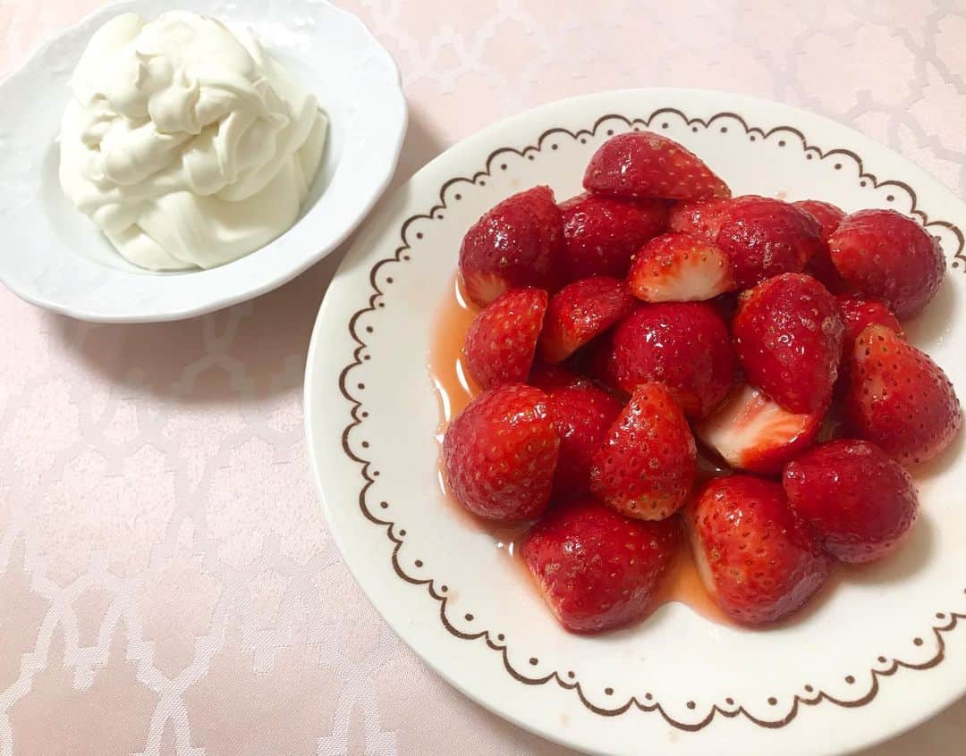 のインスタグラム：「. 生クリームが余ったので 食べる苺みるく作ってみました🍓 @ayakaiwasa さんのレシピです☺︎ . シナモンと蜂蜜が苺に合う〜〜 とっても簡単なのに美味しすぎて🥰  そして明日夜20:30〜23:30 AbemaTV、Win ticketアプリにて ミッドナイト競輪です🚲 3時間の生放送ですが、いつもあっという間で 笑って帰るそんな楽しい番組です☺️ ぜひ遊びに来てください♪」