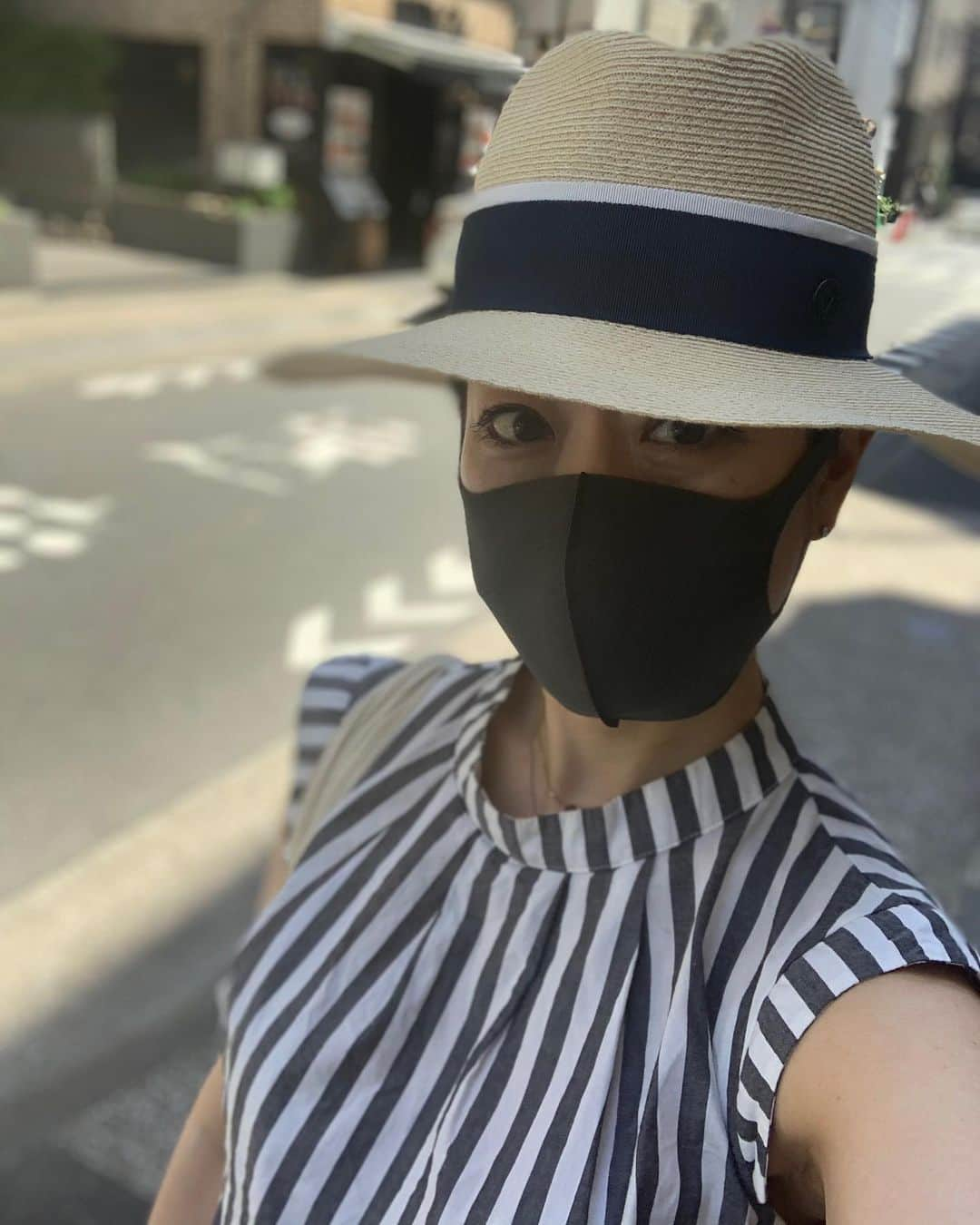 沢瀉美緒さんのインスタグラム写真 - (沢瀉美緒Instagram)「※ straw hat ＋ mask 😂 . お気に入りの @maisonmichel の ストローハットにマスク😂 . 普通ならかなり変質者ですが みんな同じようなスタイルなので安心😌 . 新しくできた生ハム専門店 @fiordimaso.tokyo  に行ってみた🚶‍♀️ . 今夜はリゾットを作る予定なので 楽しみ💛 . . #fiordimaso #フィオールディマーゾ #生ハム #ハモンセラーノ #hamon」5月14日 13時31分 - mio_omodaka