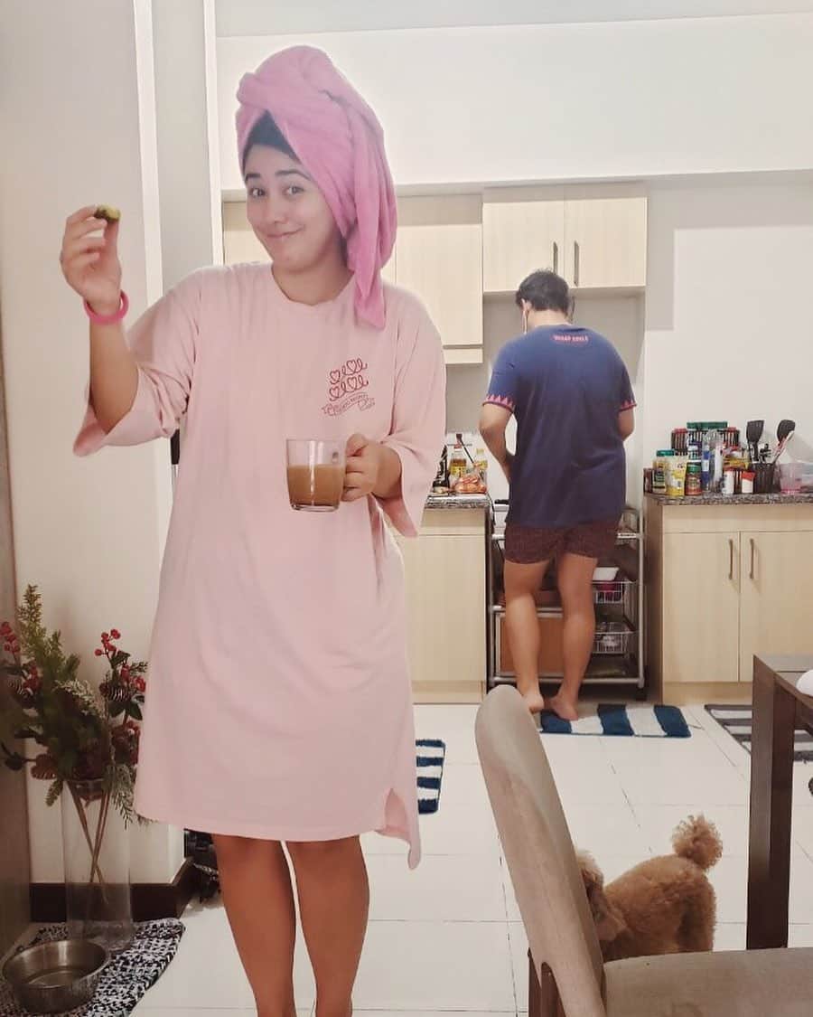 のインスタグラム：「Tried to take an ootd to send to my mom and to show her my sineguelas and coffee while my brothers cooking in the background pero nagmukha akong awkward standee sa mall???」