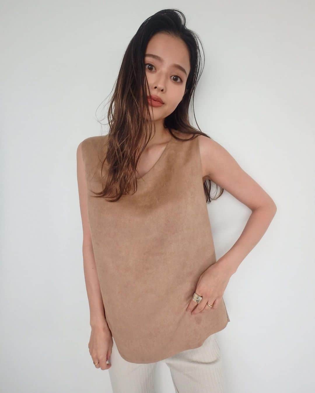 佐野真依子さんのインスタグラム写真 - (佐野真依子Instagram)「■Fake Suede Sleeveless TOPS ￥5,500 柔らかく程よい肉感の フェイクスエードと カットソーのコンビトップス🤍 夏のトップスとして着用できるよう 薄く柔らかいスエード生地にこだわりました🤍 バックスタイルのカットソー部分は さらっと着やすいドレープ感のある生地をセレクト🤍 カジュアルにも綺麗めにも 着まわせる 生地の魅力を活かしたシンプルTOPSです🤍 KHAKI BEIGE の2色をご用意しました。 @trunc88_official  #trunc88」5月14日 13時36分 - sanomaisanomai