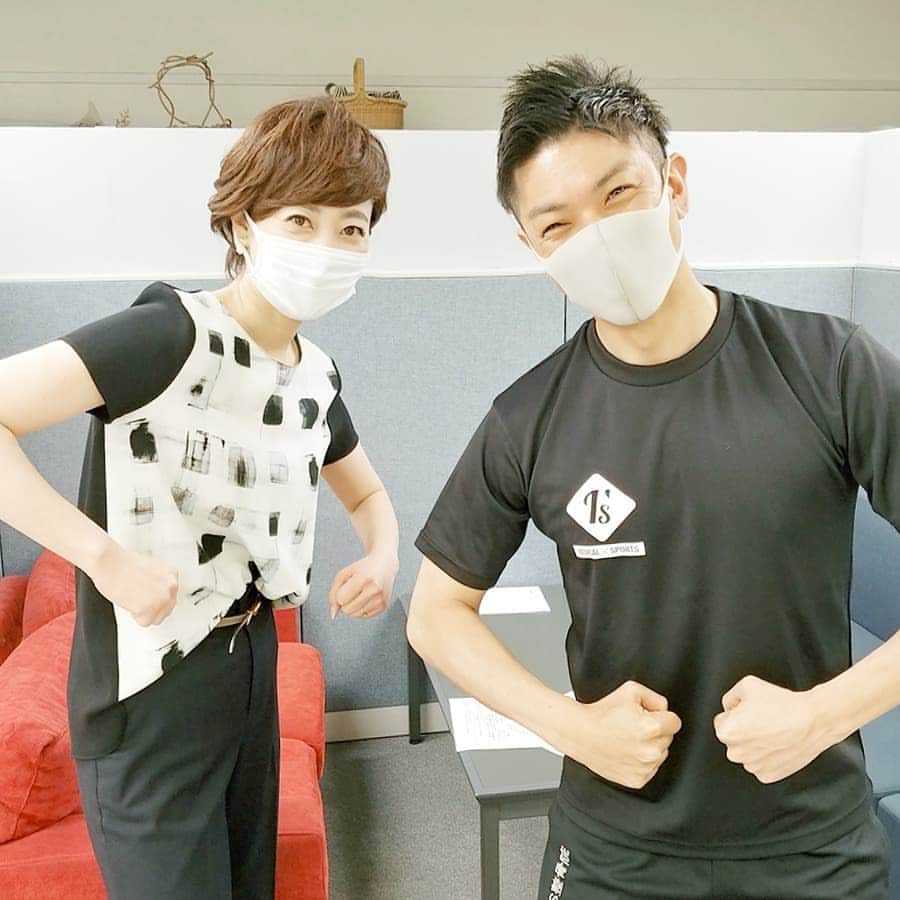 のインスタグラム：「皆さん、運動不足になっていませんか⤴️ 「池尻和佳子のトコワカ」ゲストのアイズスポーツ代表取締役の岩元一晃さんに「オンライントレーニング」実践して頂きました💪  簡単なストレッチ、皆さんも一緒にしませんか⁉️」
