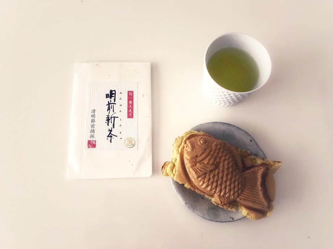 azumiのインスタグラム：「新茶🍵 お茶いただいて免疫力and殺菌力アップしませう この鯛焼きデブだな〜 全然食べられなかった😂 #あずみメシ #新茶 #日本茶  #おうち時間  #おうちasobi」