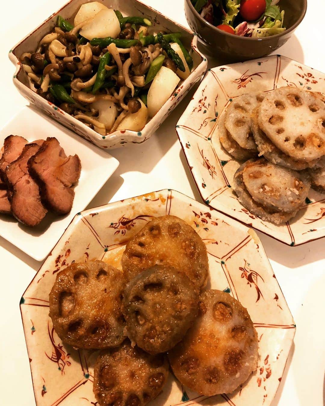 甘糟記子さんのインスタグラム写真 - (甘糟記子Instagram)「一昨日の夕飯(o^^o)  アシガールにハマった姫のために、蓮根のはさみ揚げ(๑˃̵ᴗ˂̵) なんでかっていうと、ドラマの中でよく出てくるのです（笑）  なかみは、豚挽肉、長ネギのみじん切り、塩胡椒、砂糖少し、オイスターソース、醤油、酒、鶏ガラスープ、胡麻油、卵です( ^ω^ )  自分の食べたい味を想像して作ってみた（笑）  みんなにも大好評いただきました！  片栗粉でしっかり周りをはたいてから、油で揚げ、半分は六助の塩をパラパラ、半分は醤油とみりんと酒とオイスターソースと砂糖の甘辛ダレに絡めて。  中身の餡を多めに作ったので、余りは冷凍しました。  今度はナスにでも挟んで揚げてみようかな〜(๑>◡<๑)  #甘糟ご飯#ご飯#家ご飯#夜ご飯#蓮根のはさみ揚げ#アシガール」5月14日 13時49分 - norihey924