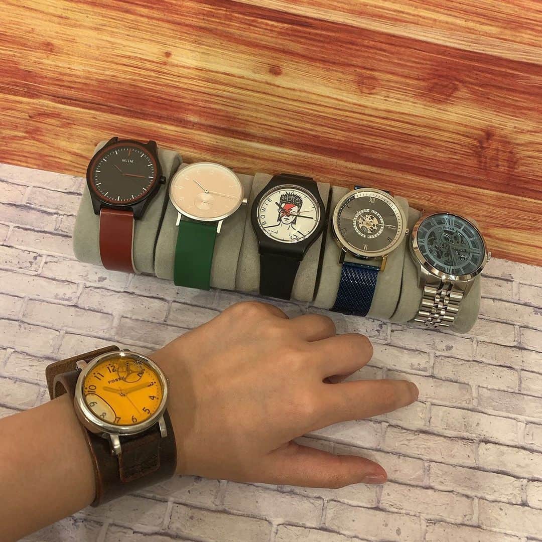 七海ひろきさんのインスタグラム写真 - (七海ひろきInstagram)「☆ おうち時間。 腕時計をキュキュッと磨くのが好きだなぁー。 10年くらい前からから愛用しているオレンジの時計を始めお気に入りたち。 お洋服に合わせてどれを使うか決めてます！！ この他にもあるので、また紹介するね。 . #おうち時間 #腕時計 #腕時計好き #お気に入り腕時計 #七海ひろき」5月14日 13時53分 - hirokinanami773