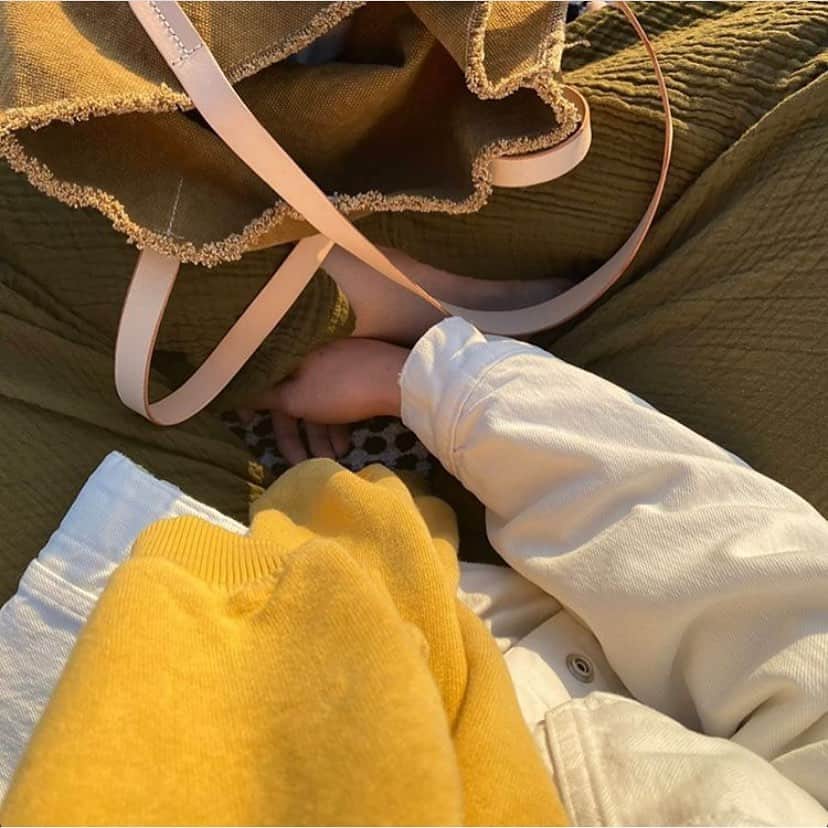 グラフ&ランツのインスタグラム：「@taylranne carries her Hana Tote Canvas in Mountain, and it's making us feel more and more like summer is so just around the corner that we can almost feel a breeze 😌💛」