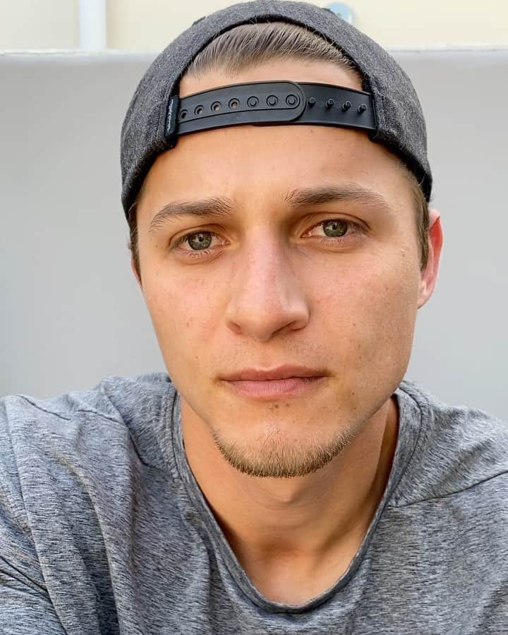 のインスタグラム：「I've accepted the #ALLINCHALLENGE @allinchallenge. Go to https://allinchallenge.in/BellingerSeager and watch this video to see what @cody_bellinger and I are donating. Let’s come together to help the most vulnerable during this difficult time. Link in bio.」