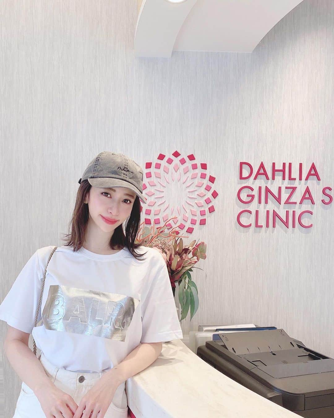 新部宏美さんのインスタグラム写真 - (新部宏美Instagram)「ダリア銀座スキンクリニック@dahlia_g_skinclinic で月に一度#トリニティプラス を受けるようになってからお肌の調子がいい🌹🌹🌹 たるみと毛穴引き締め、美肌に効果的で、施術後にもすぐトーンアップやフェイスラインの変化が実感できるから嬉しくて続けられる🥰 施術時間も30分と短いしレーザー治療だからダウンタイムもないの😊💡✨✨ * * #ダリア銀座スキンクリニック#美容皮膚科#トリニティ#トリニティプラス#明日香ママ#シワ対策 #小顔矯正 #皮膚科 #スキンケア #美容医療#美容点滴 #ハイフ#ピーリング #美容皮膚科 #肌ケア#美肌ケア#肌質改善 #毛穴ケア」5月14日 5時20分 - piromin_1202