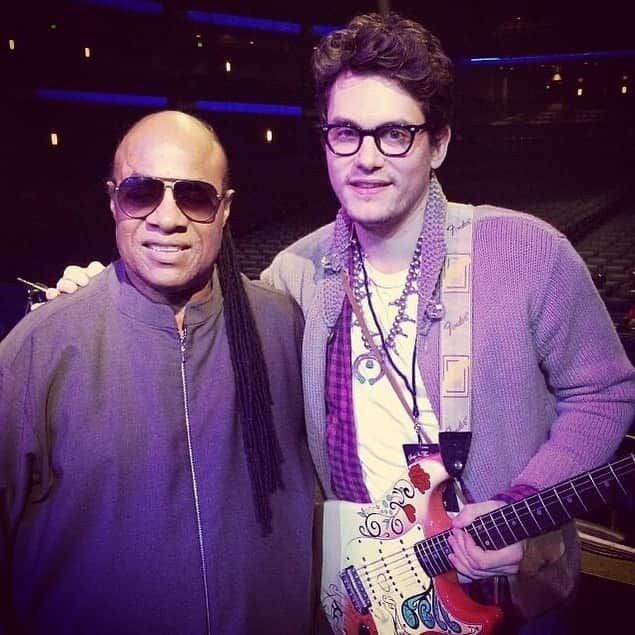 ジョン・メイヤーのインスタグラム：「Happy Birthday Stevie Wonder! I’d like to share a story about Stevie with you. Some years back, my friends took me to dinner to celebrate my birthday. On the way in, I saw Stevie sitting at what would end up being a few tables away from me. At the end of dinner, when the cake came out and my table started singing Happy Birthday, I looked over and saw Stevie Wonder singing along. That moment blew me away not just in the kindness he showed from across the room, but as a lesson on the kind of joy that’s possible to share with others when you join in their song. Ever since that day, I have always done what Stevie did for me, and sing along for anyone’s birthday at a restaurant. Stevie, today I sing along with your loved ones on your very special day. ♥️」