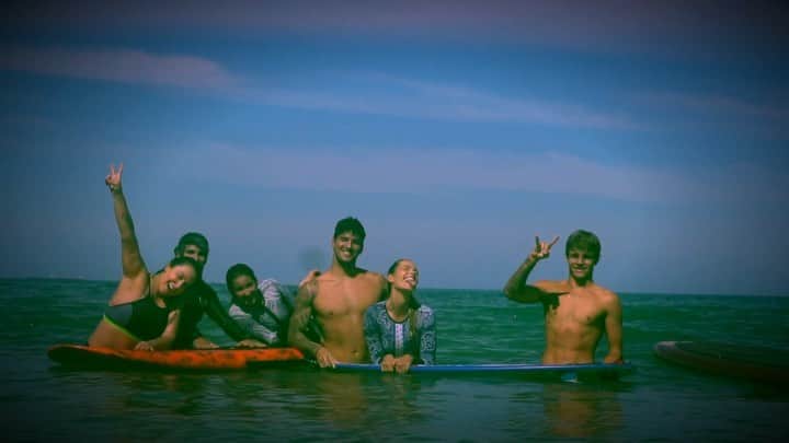 ガブリエル・メディーナのインスタグラム：「Primeiro surf delas. Foram bem ein. Gostei :) obs: Surf liberado aqui 🙏 ll FIRST SURF from Mom (@simonemedina ) and my girl (@yasminbrunet1 🤷🏻‍♂️ ) and they went pretty good. Fun times with the family  @charlaomedina100 @fernando_junior31 @sophiamedina」