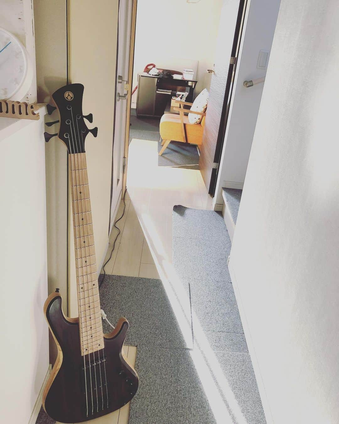 森田悠介さんのインスタグラム写真 - (森田悠介Instagram)「Adamovic on the corridor @adamovicbasses  日常に溶け込むアダモビッチのベース #morning #adamovic #bass #room #corridor #bass #bassguitar #musicianlife #studio #stayhome」5月14日 6時08分 - yusukemorita_bass