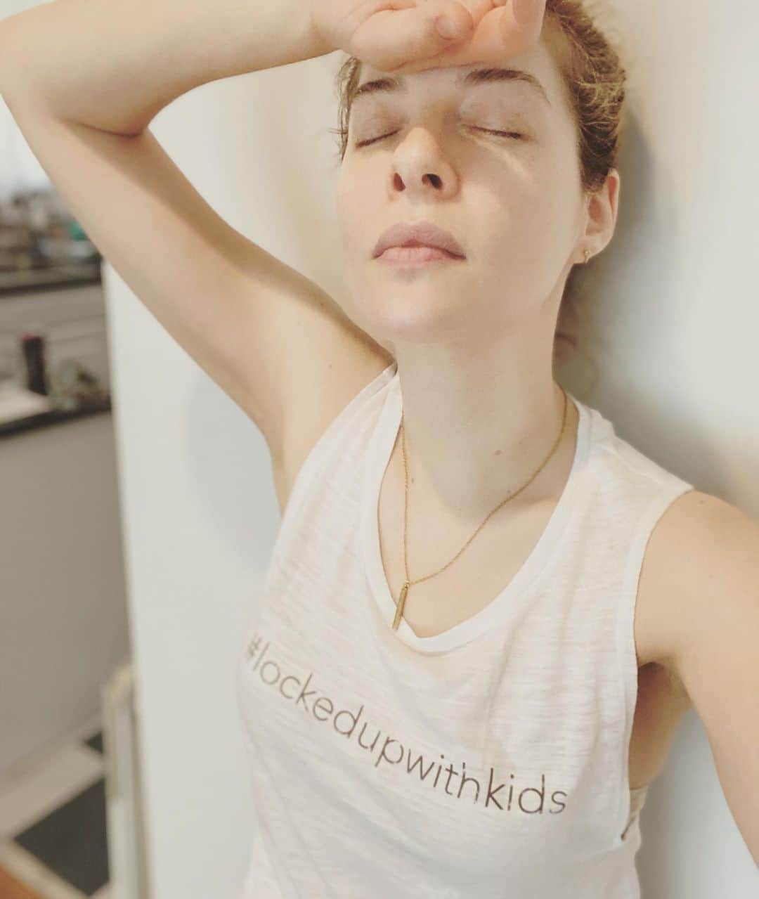 レイチェル・レフィブレのインスタグラム：「There could not have been a better day for this to come in the mail 💗 #lockedupwithkids #muscletee #stayhome #stayhomemerch #humor #momlife #momstrong www.adessatodd.com  @adessatodd @rebeccatoddstyle」