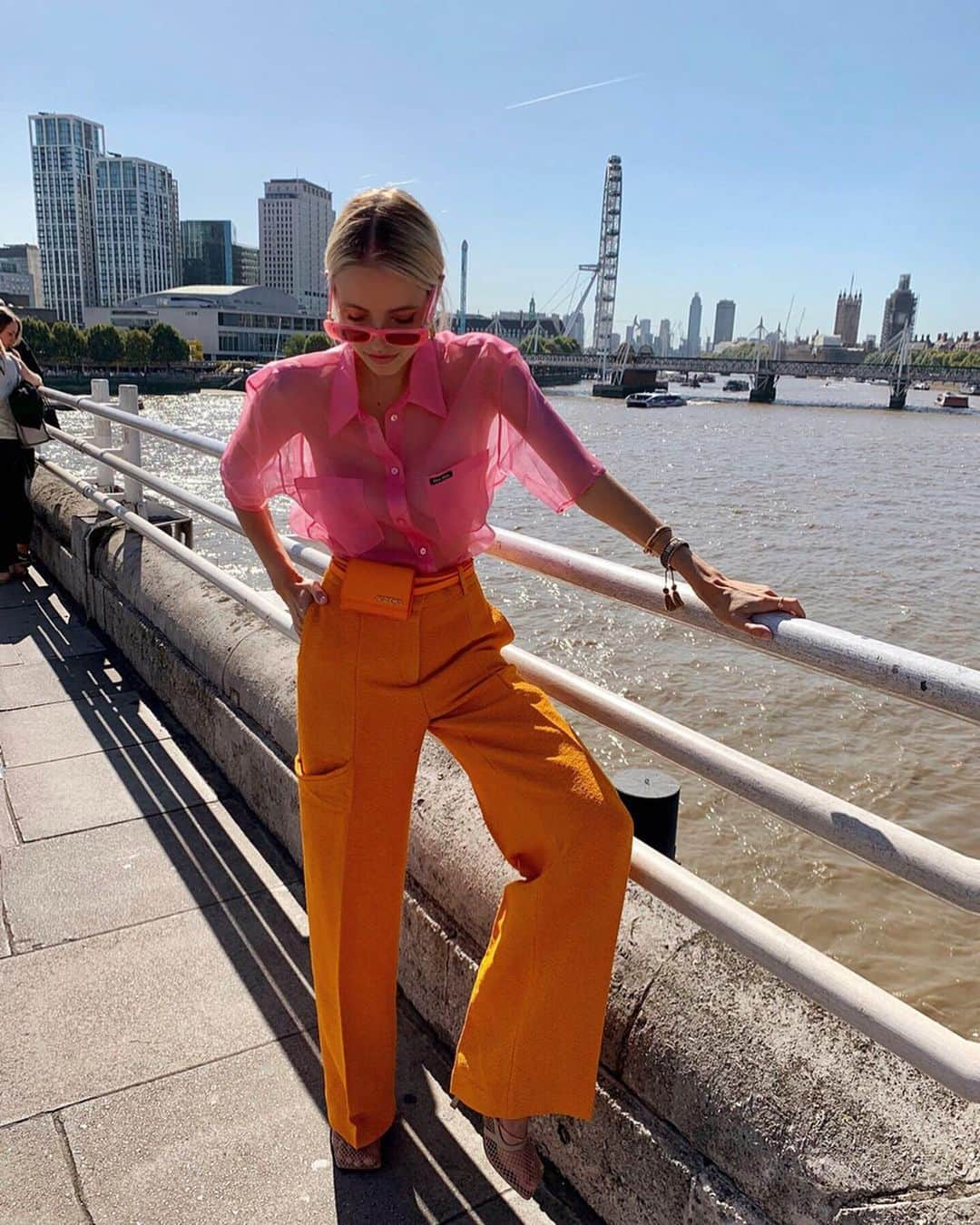 レオニー・ハンネさんのインスタグラム写真 - (レオニー・ハンネInstagram)「I miss being a tourist in my city. 💕 When lockdown eases and I can’t travel, I’ll walk around London day by day and really get to know this vibrant city I made my home about two years ago. And I’ll take lots of pics and share them with you. ✨ #London #Jacquemus #MiuMiu #Gucci」5月14日 6時28分 - leoniehanne