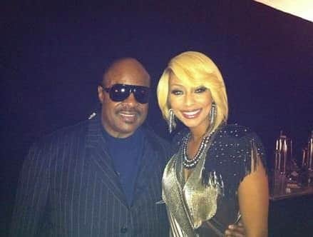 ケリー・ヒルソンのインスタグラム：「Happy 70th Birthday #StevieWonder! 🎉 Feb 13, 2011. I performed the Official Grammy After-Party, jumped off stage & my team informed me that Stevie was waiting in the lounge to meet me. 😯 Oh word?! 🏃🏾‍♀️I did NOT pass “GO.” Only thought: “You know how the big-wigs move, you betta run!” 😂 Then, to take it a step further, HE complimented MY writing career, said he loved my tone & sang my music back to me??! 🤯 Listen. Stevie is, to me, one of the greatest singer/songwriters to ever step foot on God’s green earth. 🙌🏾 Not to mention musicality & tone. I have never felt so unworthy & proud at the same time. Needless to say, I couldn’t get many more words out after that. All in my head. Prolly said some generic shit (that I also meant) like, “YOU’RE THE GREATEST” and “I LOVE YOU!” Anyway, one of the super cool moments of my career & I’m wishing him the happiest of birthdays! 🎈」